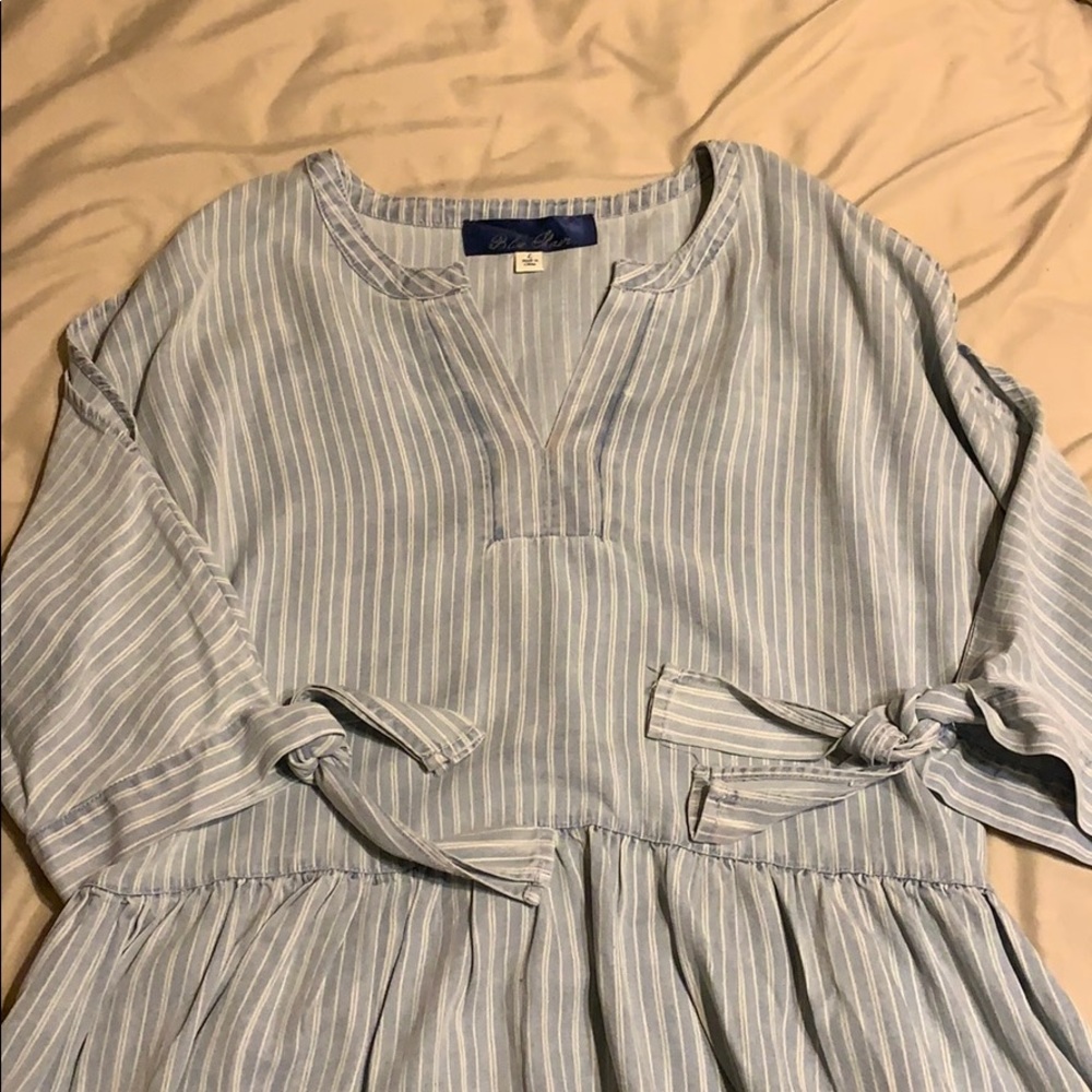 FRANCESCA’S COLLECTION BLUE AND WHITE BLOUSE